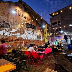 90s Vintage - schräge Bar und Restaurant.