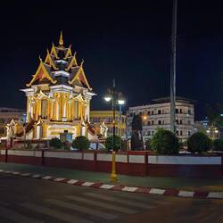 Als Abschluss von Pakse der beleuchtete Wat Luang.