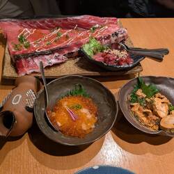 Foie de lotte, oeufs de saumon sur daikon et carpaccio de thon