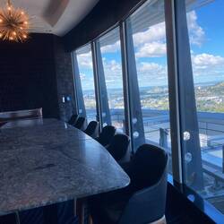 Besprechungsraum mit Aussicht (Ich möchte unser Lehrerzimmer verlegen, fragt mal im Fernsehturm an).