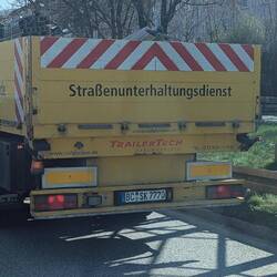 Oh wie schön dass es hier ein Unterhaltungsprogramm für die Straßen gibt. Da freuen sie sich 😜