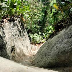 Es geht's auf und ab, über Holzstege, durch Sand
