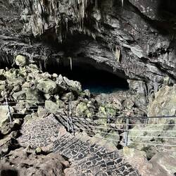 Einige Stufen führen hinab zum blauen See