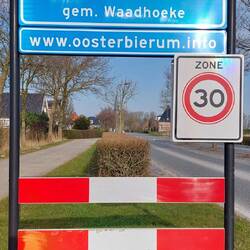 ...zweisprachig, oben niederländisch unten friesisch.