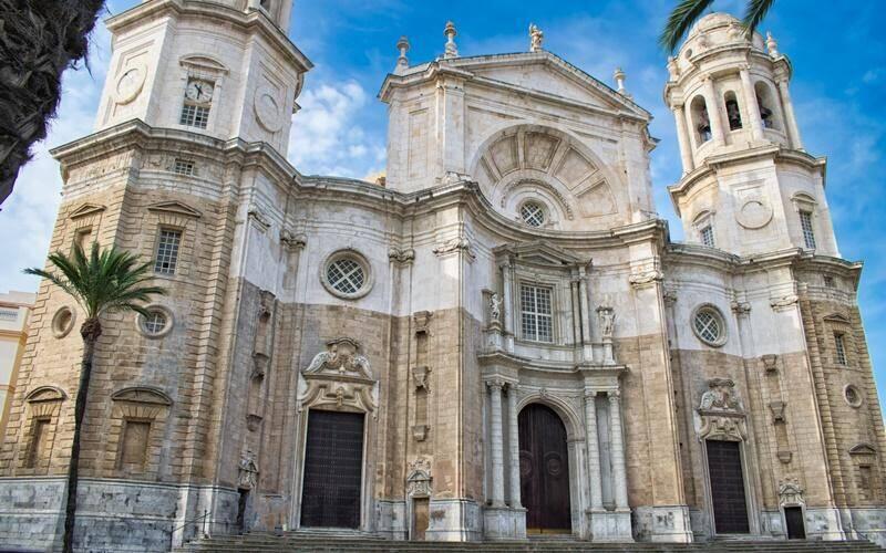 Die Kathedrale Zum heiligen Kreuze über dem Meer (Santa Cruz sobre el Mar oder auch Catedral Nueva)