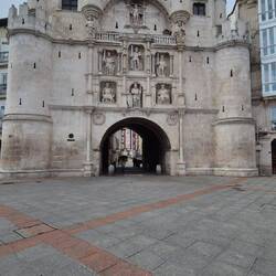 Arcor de Santa Maria - restauriertes Mittelaltertor. Zu Ehren Kaiser Karl V.