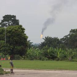 ...und es sind direkt die ersten Raffinerien zu sehen