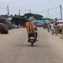 Viele fahren mit Kanistern nach Cabinda...