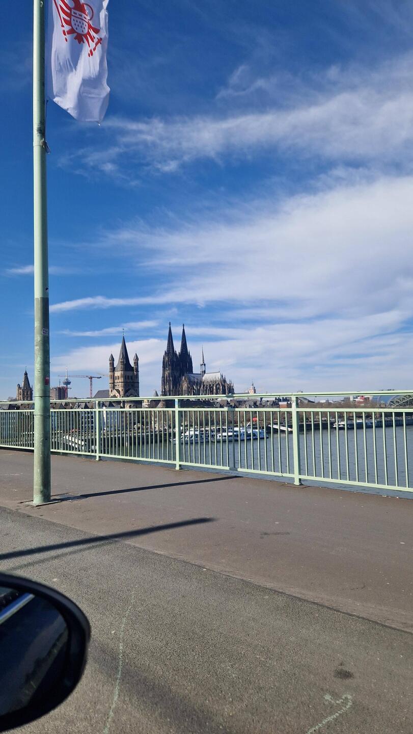 Eine Touribild🤣, Köln wartet auf mich mit herrlichem 🌞. Danke, an die Fahrerin fürs langsam Fahren