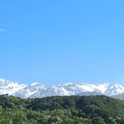 Gegenüber die Schneeberge