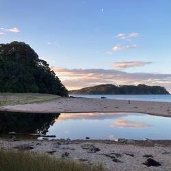 Der Strand mit hot water holes.