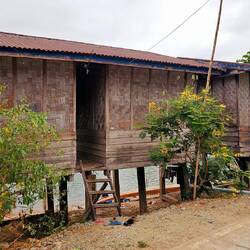 ... in primitiven Holzhütten am Fluss.