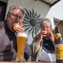 Jetzt gibt's erstmal eine Leberkassemmel und ein Weißbier 😃