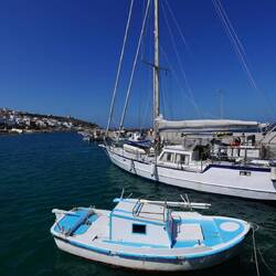 On s'amarre au port de peche sur Nisos Kassos