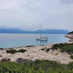 Pas beaucoup de monde au mouillage, on en profite ! Ici Nisos Alimia