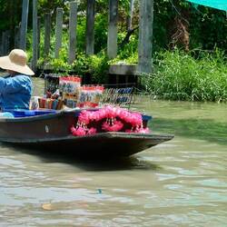 Und dann kam eine Verkäuferin mit Souvenirs angepaddelt