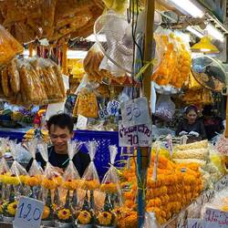 Eine Halle war komplett orange von den Tempelblumen