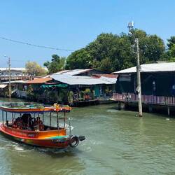 Auch für uns ging es mit dem Boot durch den schwimmenden Markt