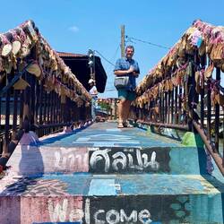 Hier gibt es Herzen aus Holz statt Eisenschlössern