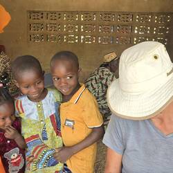 Die Kinder sind immer neugierig und fröhlich. Und wollen unsere weiße Haut berühren 😀