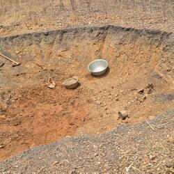 ... die nebenan aus der Erde geholt werden. Das Loch ist etwa 1 m tief.