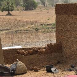 Hier erweitert jemand gerade sein Haus. Gebaut wird mit Lehmklumpen, ...