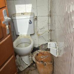 Toilette im Gemeindezentrum. Wartung und Pflege sind leider oftmals Fremdwörter.