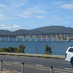 Schnell wieder raus aus der Stadt - über die Tasman Bridge, ein riesiges Bauwerk