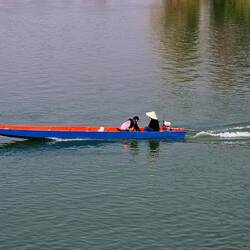 Ständig fahren kleine Boote am Fluss herum...