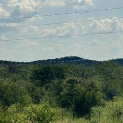Die weißen Pünktchen ist unsere Lodge