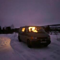 Parkplatz mit Plumpsklo