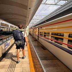 Die Bänder sind immer unten und gehen erst weg wenn der Zug steht