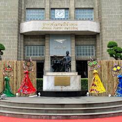 dem Gründer der thailändischen Post wird gehuldigt