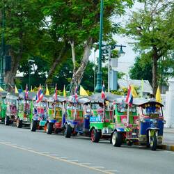 die Tuktuks warten auf die Tagestouristen