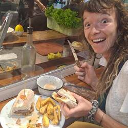 Argentinischen Spezialität: Choripan. Sandwich mit - wer hätte das in Argentinien gedacht - Fleisch