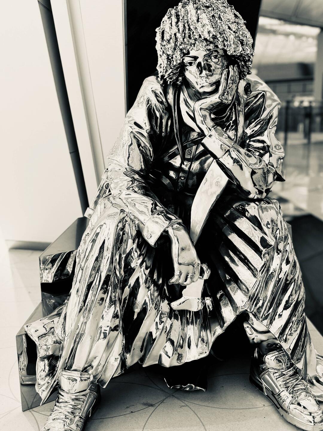 So fühle ich mich ein bisschen, weil ich das Ende der Reise begreife – Deko am Flughafen bei LV…