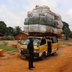 ...sehe ich die ersten Fahrzeuge mit Kanister zum Schmuggeln