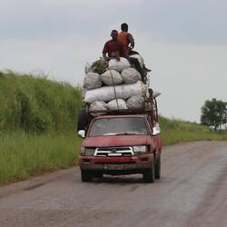 Manchmal wird auch Kohle auf die Dächer geladen
