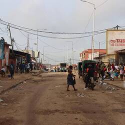 ... überall gibt es tiefe Schlaglöcher