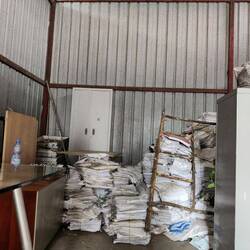 An der Grenze: es türmen sich die losen Blätter in den Ecken...