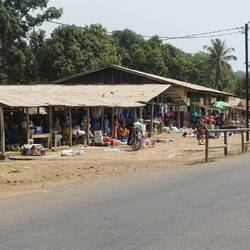 Markttreiben in einem kleinen Dorf