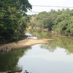 Ein idyllischer Fluss mit ein paar waschenden Frauen