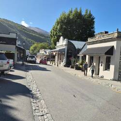 Nobelort Arrowtown.. Ein paar Häuser waren zum Verkauf angeboten. Ab NZD 2.000.000