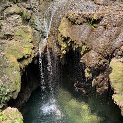 Der Blick von oben in die magische Höhle
