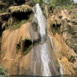 Die Legende besagt, dass zur Regenzeit Wasser auf der gesamten Breite des Wasserfalls hinabdonnert