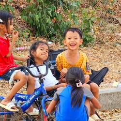 Die Kids beim Spielen erwischt. Sie lachen immer.