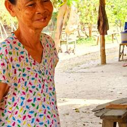 Eine Kokosnuss frisch vom Baum wird serviert im Coconut garden.