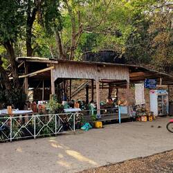 Padthana Restaurant direkt mit Blick zur Grenze.