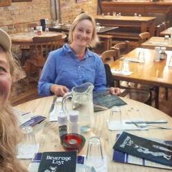 Beim Griechen mit einer Freundin von Maike