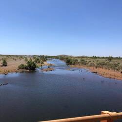 Ein Fluss mit Wasser drin